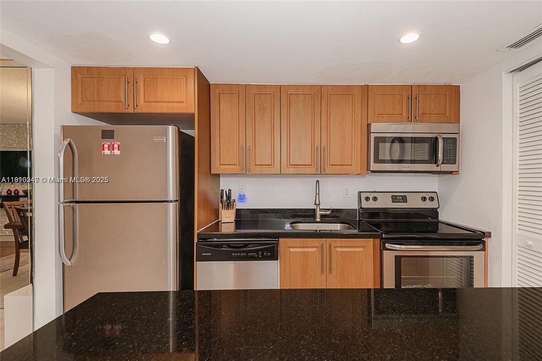 For Rent: $2,590 (2 beds, 2 baths, 740 Square Feet)