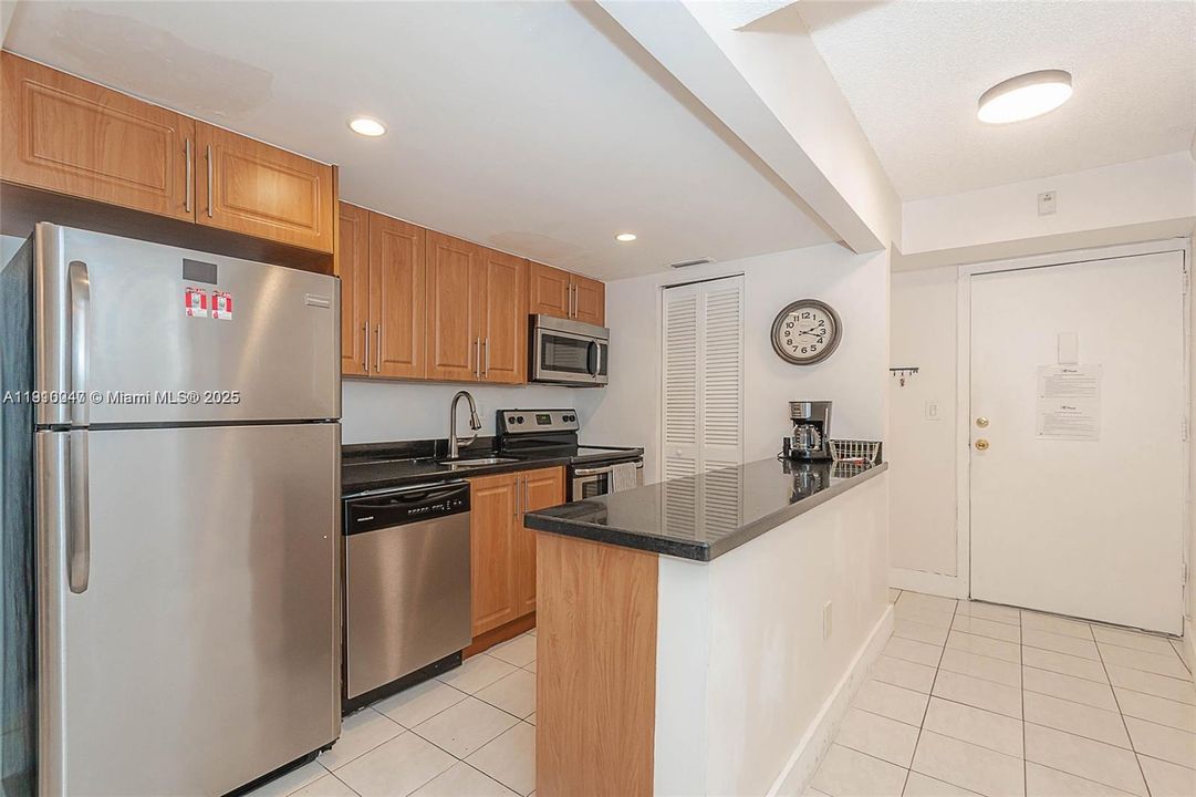 For Rent: $2,590 (2 beds, 2 baths, 740 Square Feet)