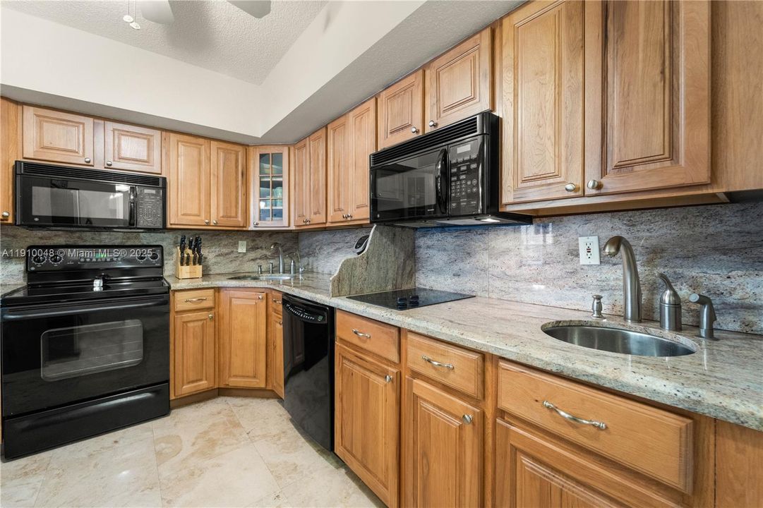 For Sale: $899,999 (2 beds, 2 baths, 1260 Square Feet)