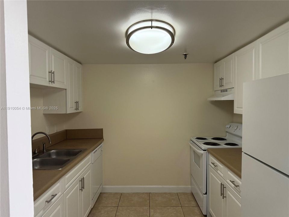 Под контрактом: $2,730 (2 спален, 2 ванн, 817 Квадратных фут)