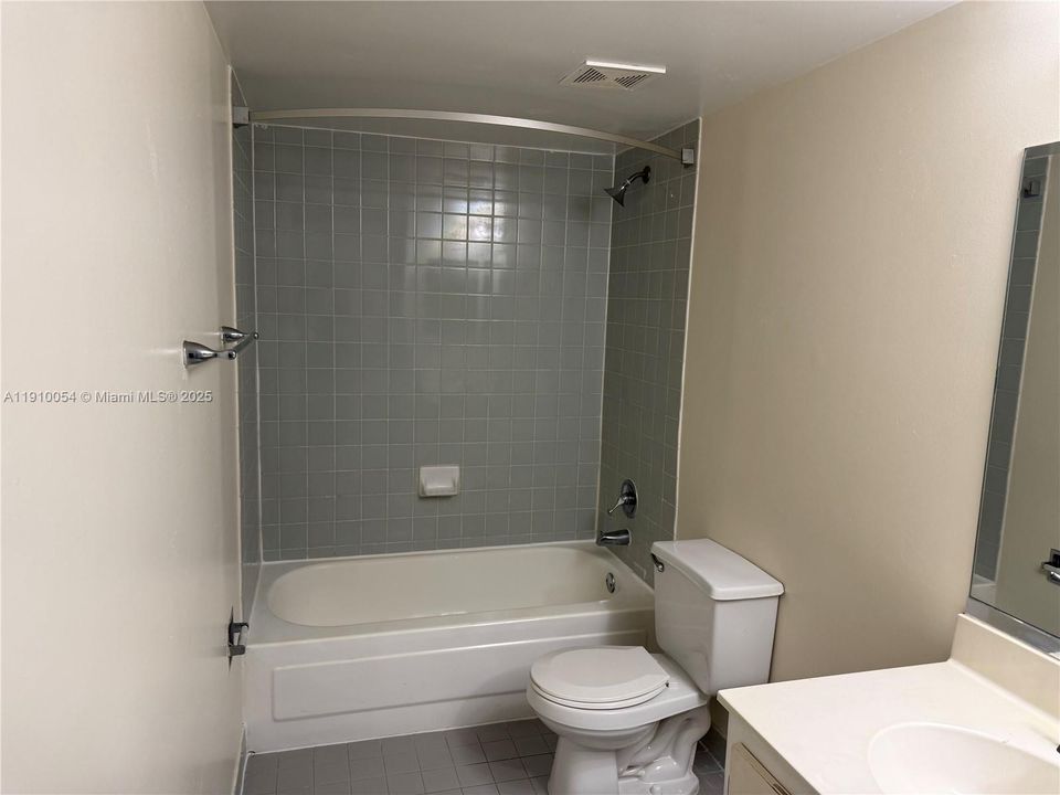 Под контрактом: $2,730 (2 спален, 2 ванн, 817 Квадратных фут)