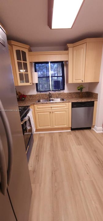 For Sale: $209,999 (2 beds, 2 baths, 990 Square Feet)