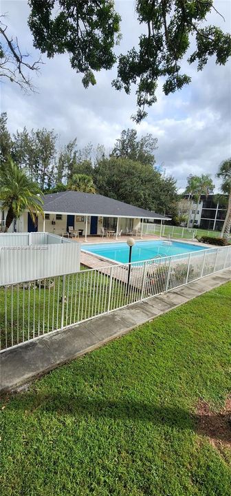 For Sale: $209,999 (2 beds, 2 baths, 990 Square Feet)