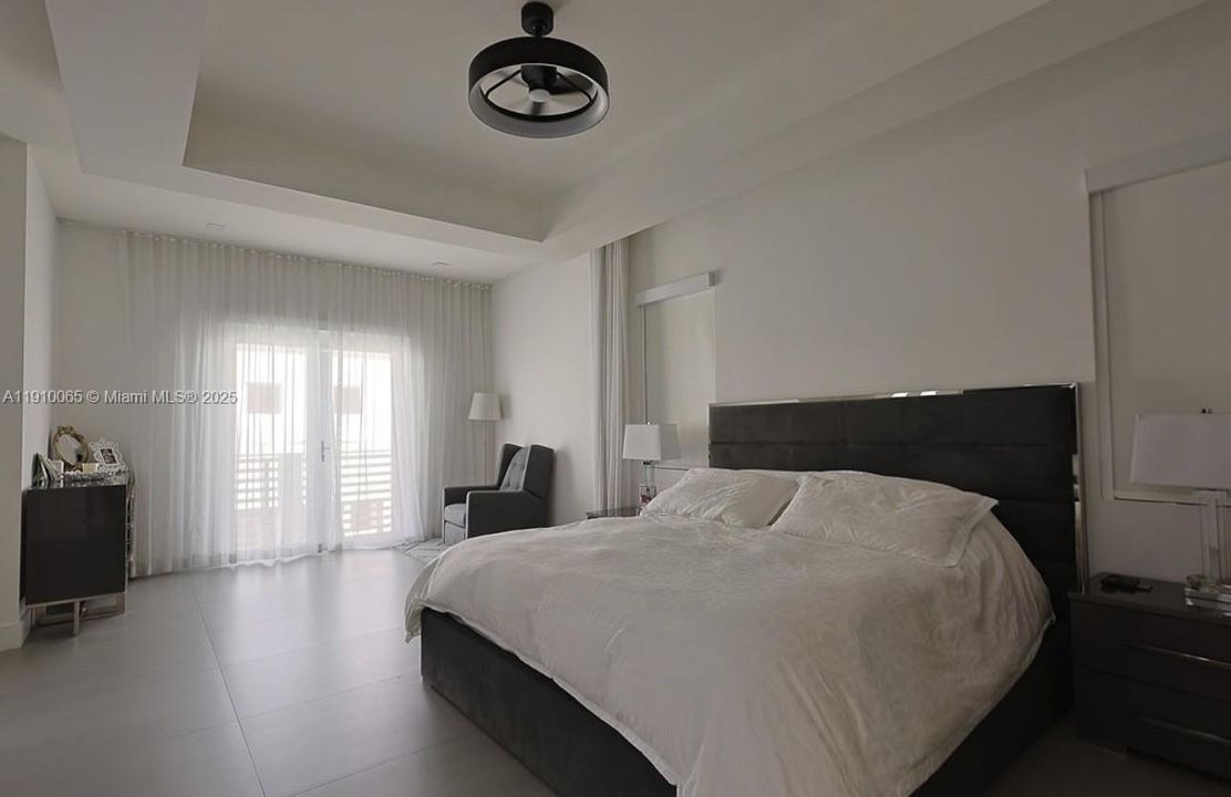 For Sale: $1,525,000 (5 beds, 5 baths, 3898 Square Feet)