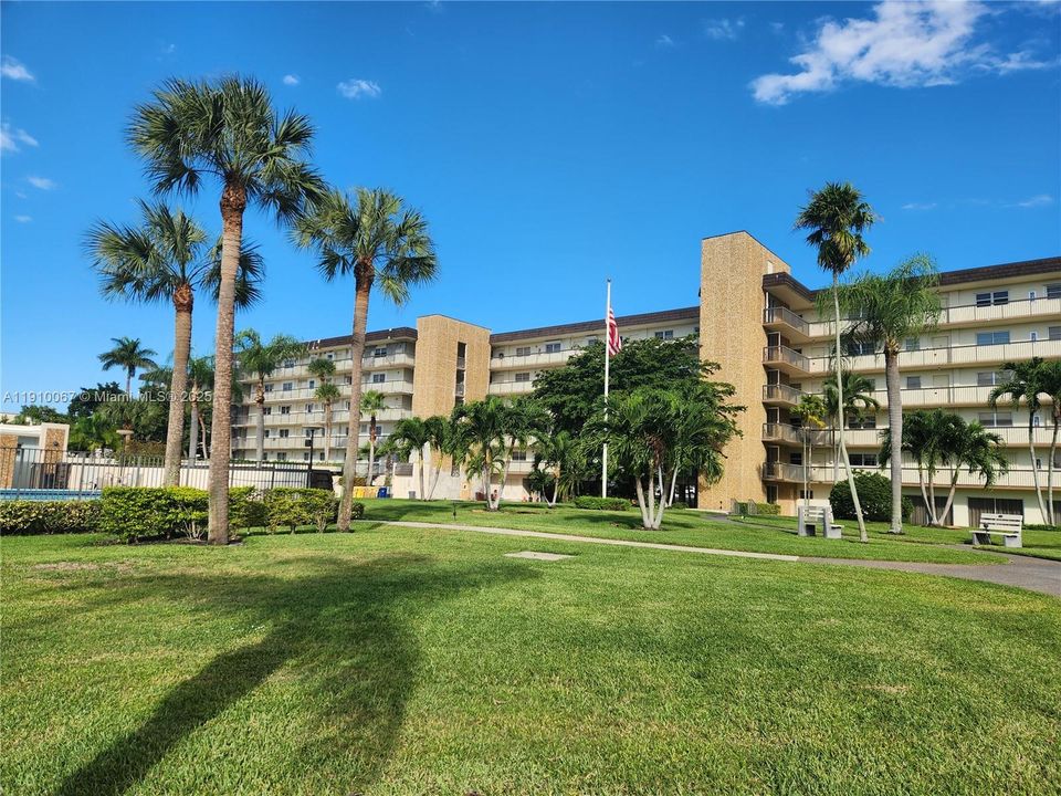 For Sale: $202,000 (2 beds, 2 baths, 1056 Square Feet)