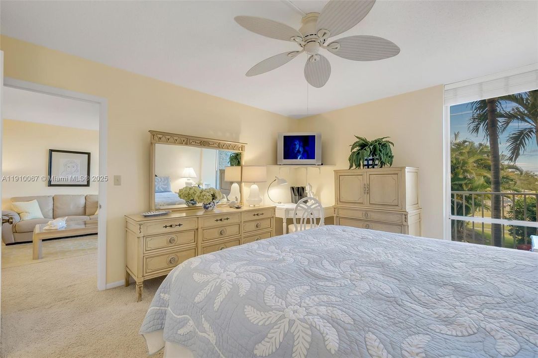 For Sale: $202,000 (2 beds, 2 baths, 1056 Square Feet)