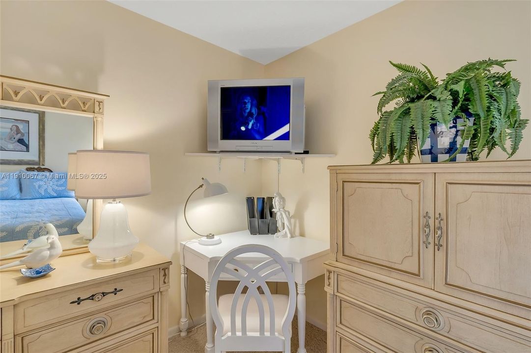 For Sale: $202,000 (2 beds, 2 baths, 1056 Square Feet)