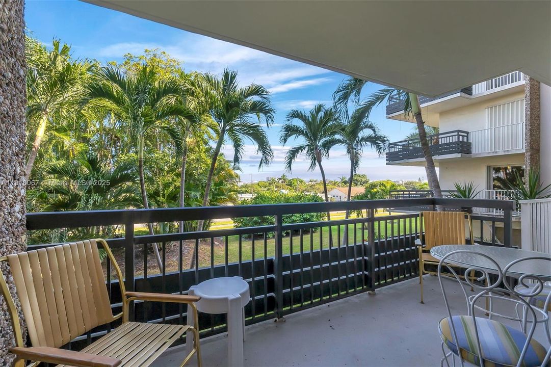 For Sale: $202,000 (2 beds, 2 baths, 1056 Square Feet)