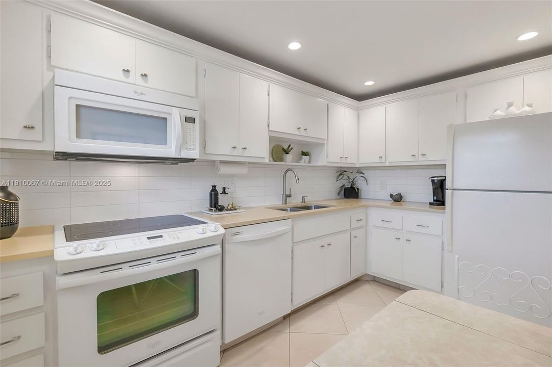 For Sale: $202,000 (2 beds, 2 baths, 1056 Square Feet)