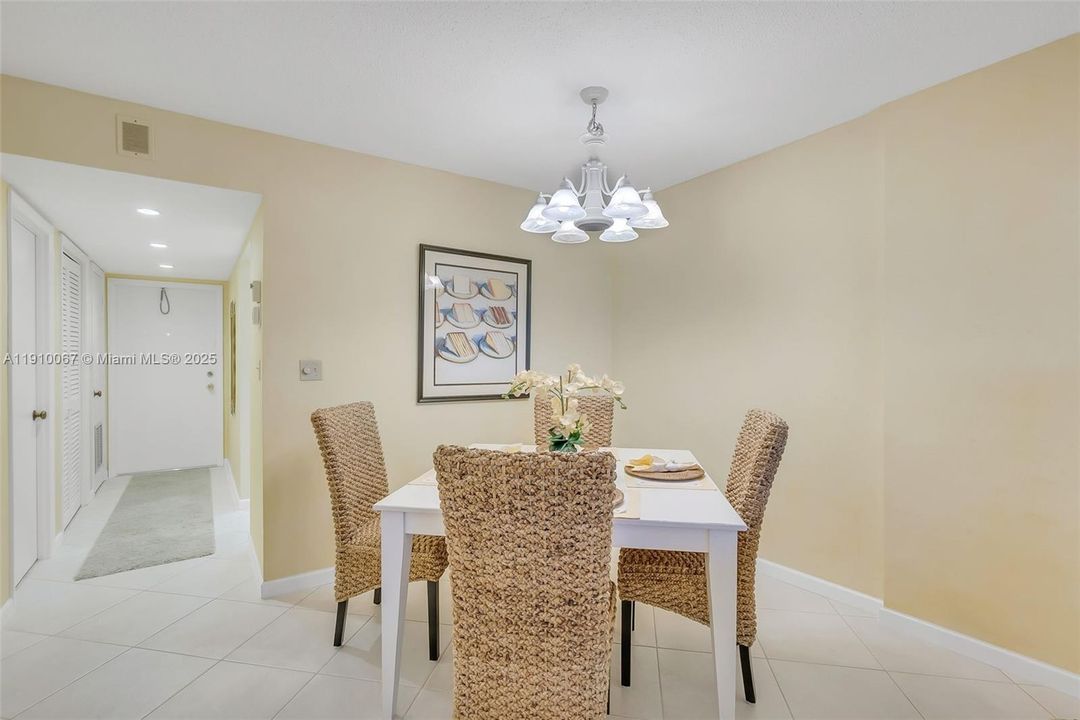 For Sale: $202,000 (2 beds, 2 baths, 1056 Square Feet)