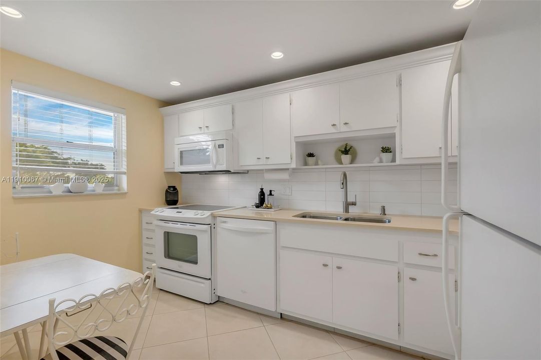 For Sale: $202,000 (2 beds, 2 baths, 1056 Square Feet)
