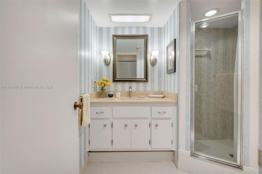 For Sale: $202,000 (2 beds, 2 baths, 1056 Square Feet)