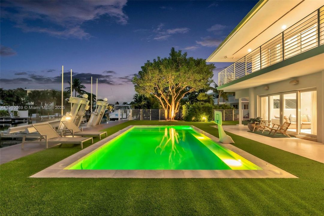 For Sale: $2,999,000 (3 beds, 3 baths, 1856 Square Feet)