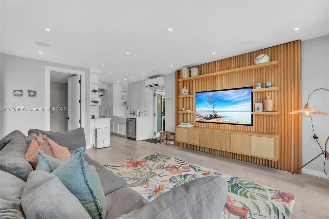 For Sale: $2,999,000 (3 beds, 3 baths, 1856 Square Feet)