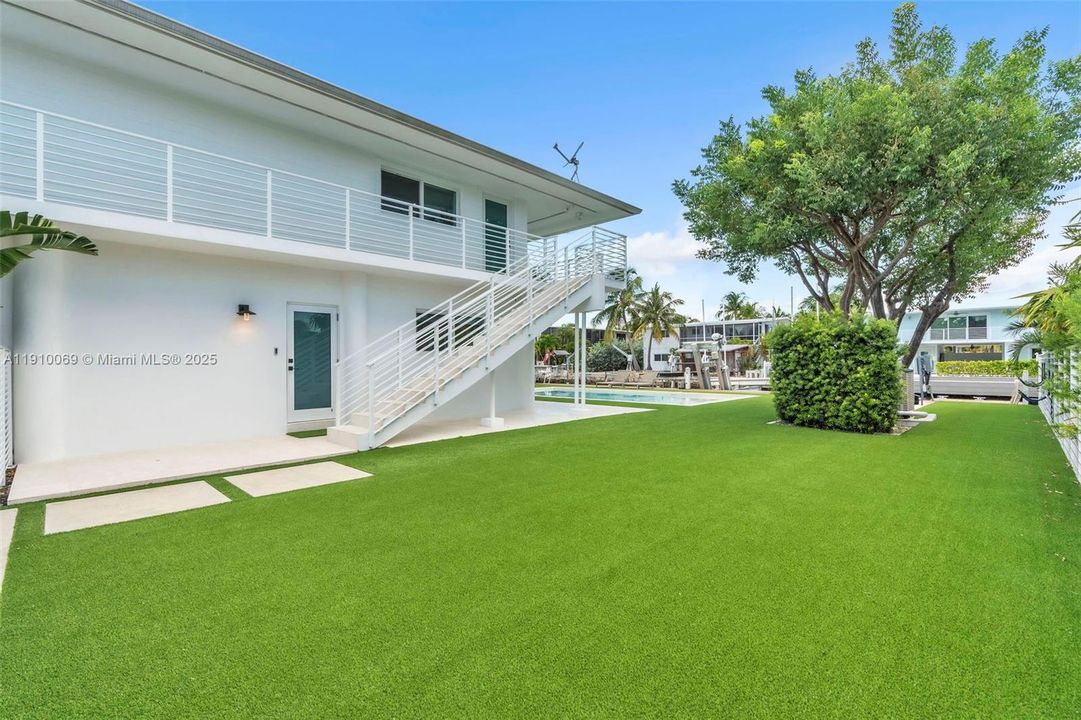 For Sale: $2,999,000 (3 beds, 3 baths, 1856 Square Feet)