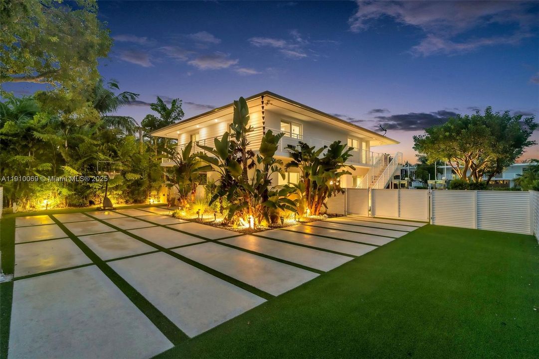 For Sale: $2,999,000 (3 beds, 3 baths, 1856 Square Feet)