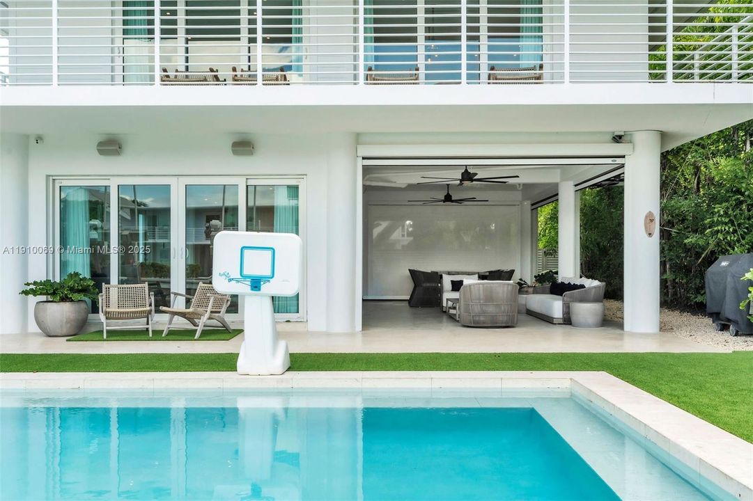 For Sale: $2,999,000 (3 beds, 3 baths, 1856 Square Feet)