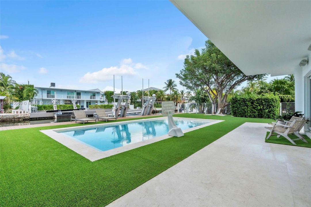 For Sale: $2,999,000 (3 beds, 3 baths, 1856 Square Feet)