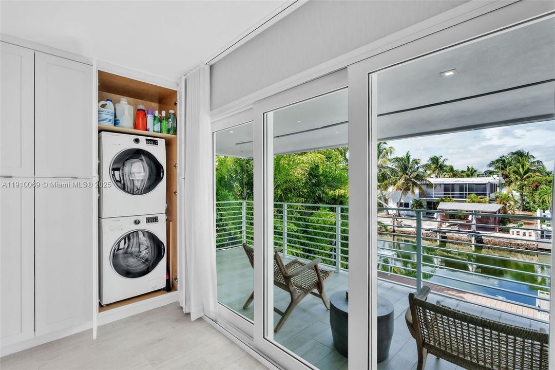 For Sale: $2,999,000 (3 beds, 3 baths, 1856 Square Feet)