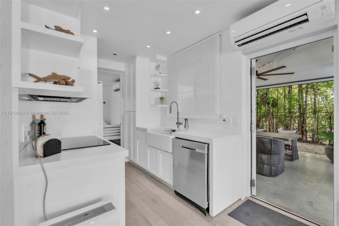 For Sale: $2,999,000 (3 beds, 3 baths, 1856 Square Feet)