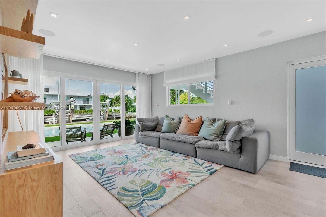 For Sale: $2,999,000 (3 beds, 3 baths, 1856 Square Feet)