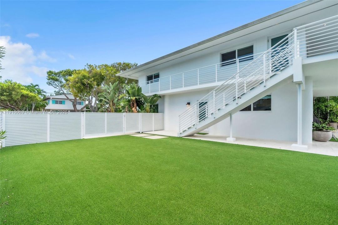 For Sale: $2,999,000 (3 beds, 3 baths, 1856 Square Feet)