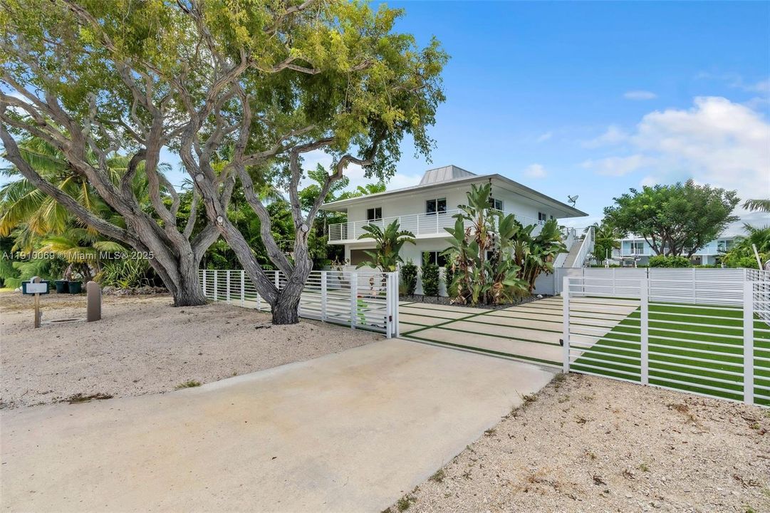 For Sale: $2,999,000 (3 beds, 3 baths, 1856 Square Feet)