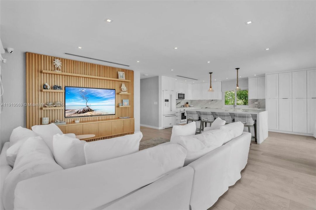 For Sale: $2,999,000 (3 beds, 3 baths, 1856 Square Feet)