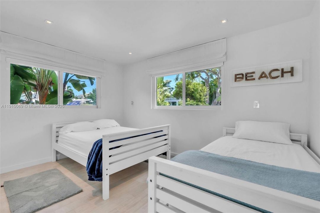 For Sale: $2,999,000 (3 beds, 3 baths, 1856 Square Feet)