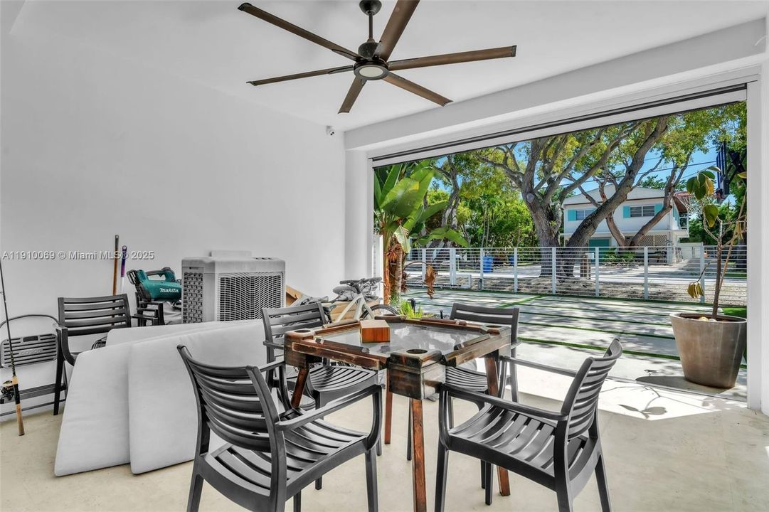 For Sale: $2,999,000 (3 beds, 3 baths, 1856 Square Feet)