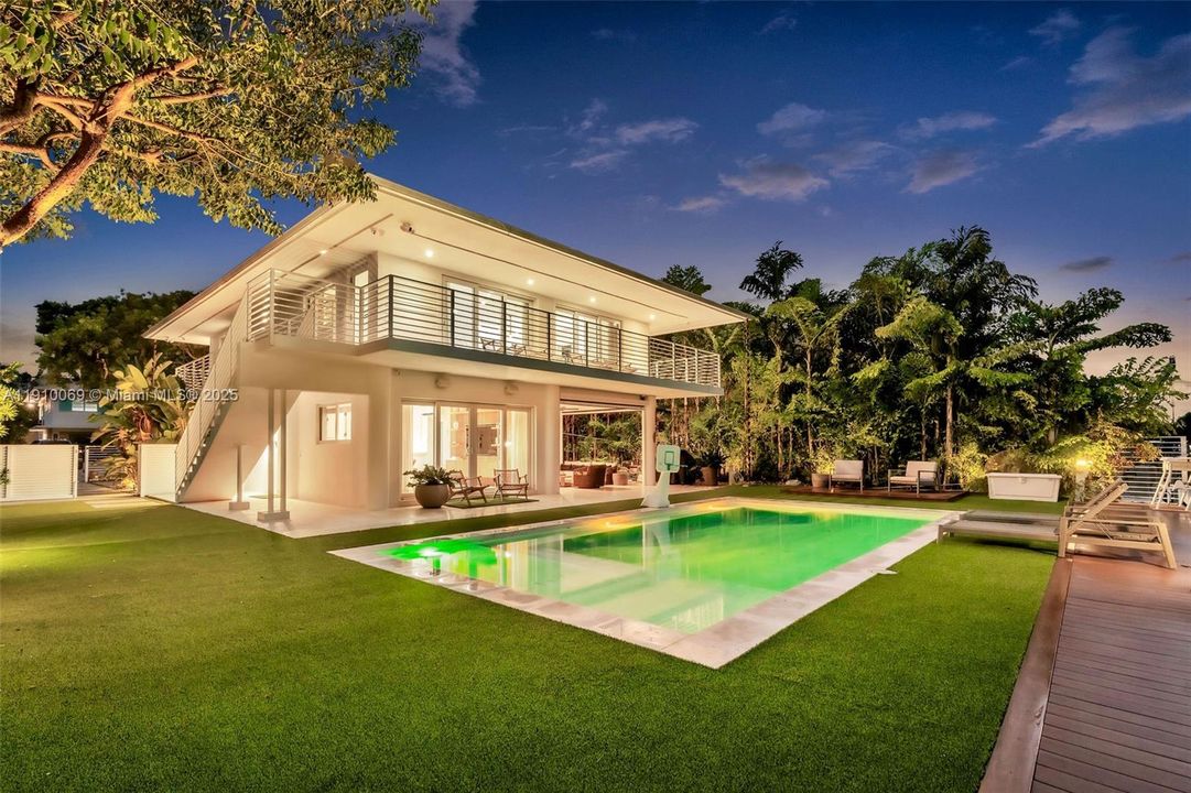 For Sale: $2,999,000 (3 beds, 3 baths, 1856 Square Feet)