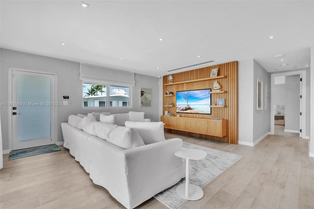 For Sale: $2,999,000 (3 beds, 3 baths, 1856 Square Feet)