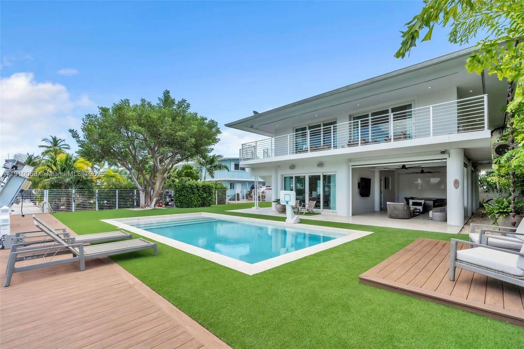 For Sale: $2,999,000 (3 beds, 3 baths, 1856 Square Feet)