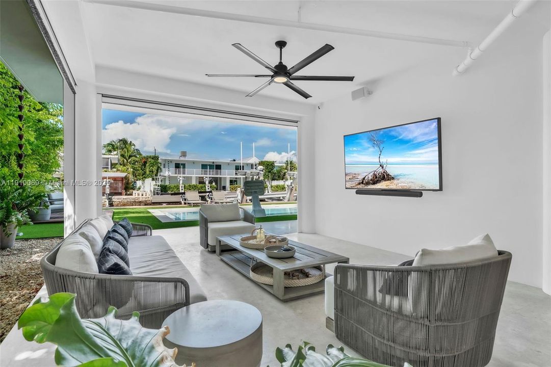 For Sale: $2,999,000 (3 beds, 3 baths, 1856 Square Feet)