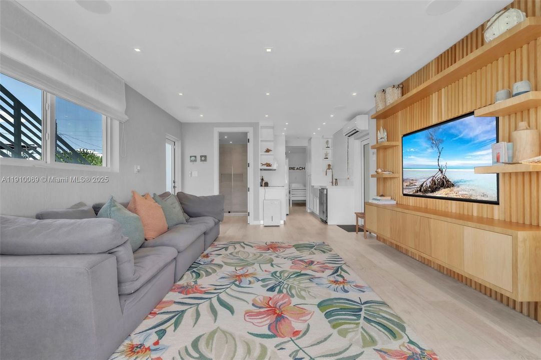 For Sale: $2,999,000 (3 beds, 3 baths, 1856 Square Feet)