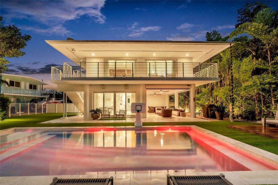 For Sale: $2,999,000 (3 beds, 3 baths, 1856 Square Feet)