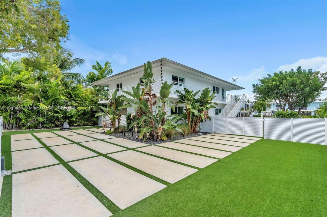 For Sale: $2,999,000 (3 beds, 3 baths, 1856 Square Feet)