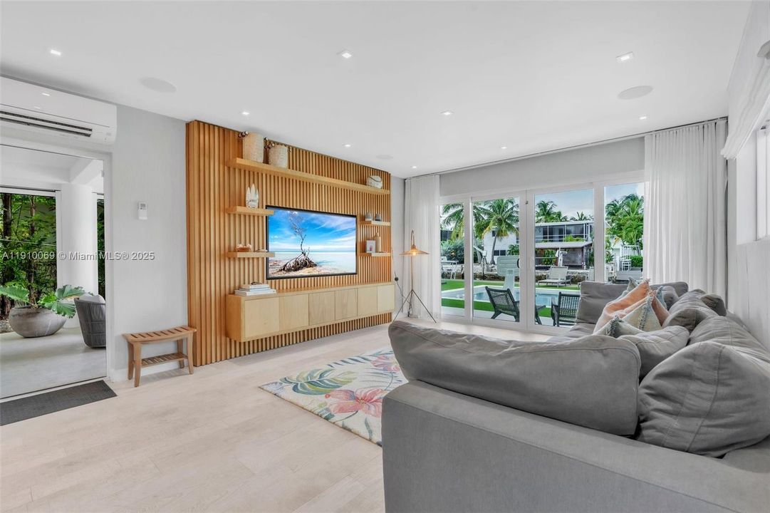 For Sale: $2,999,000 (3 beds, 3 baths, 1856 Square Feet)