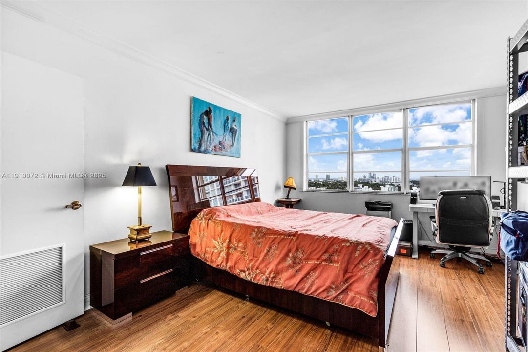 For Sale: $299,000 (1 beds, 1 baths, 1057 Square Feet)