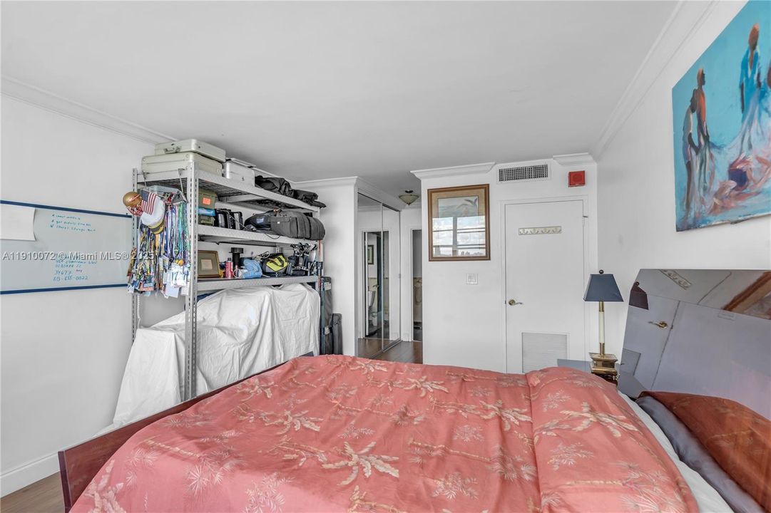 For Sale: $299,000 (1 beds, 1 baths, 1057 Square Feet)