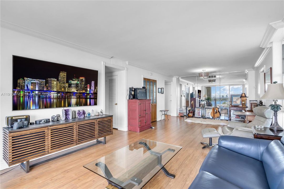 For Sale: $299,000 (1 beds, 1 baths, 1057 Square Feet)