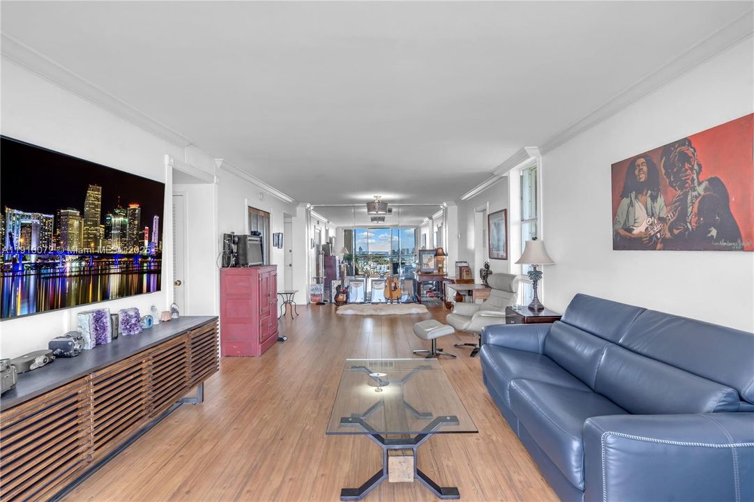 For Sale: $299,000 (1 beds, 1 baths, 1057 Square Feet)