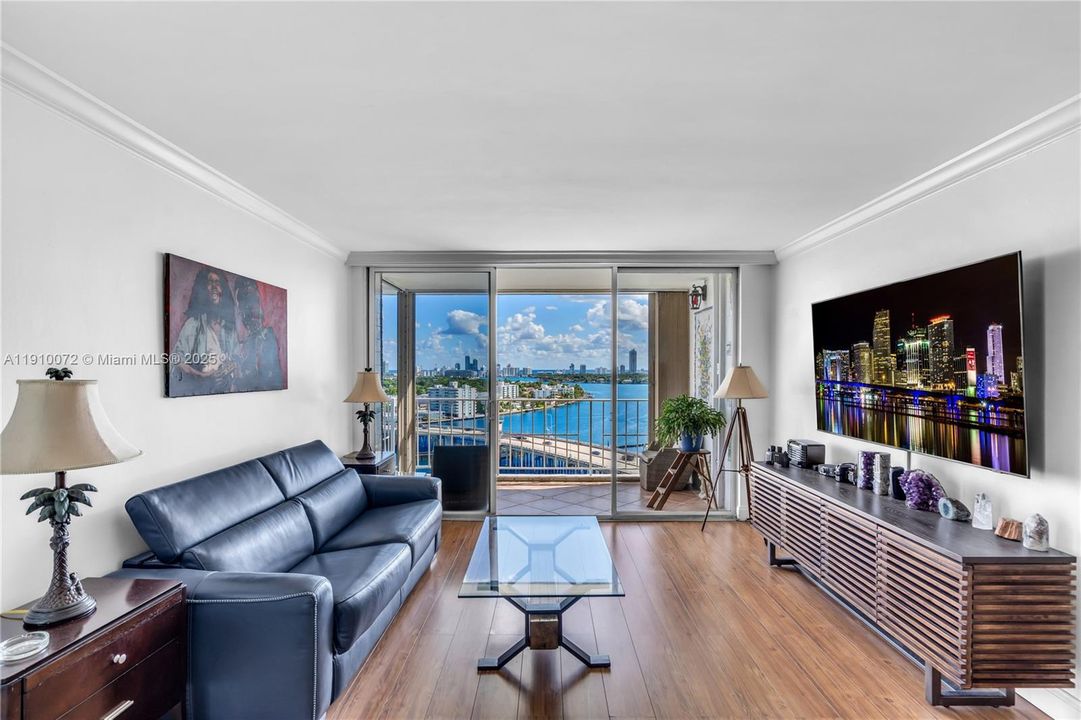 For Sale: $299,000 (1 beds, 1 baths, 1057 Square Feet)