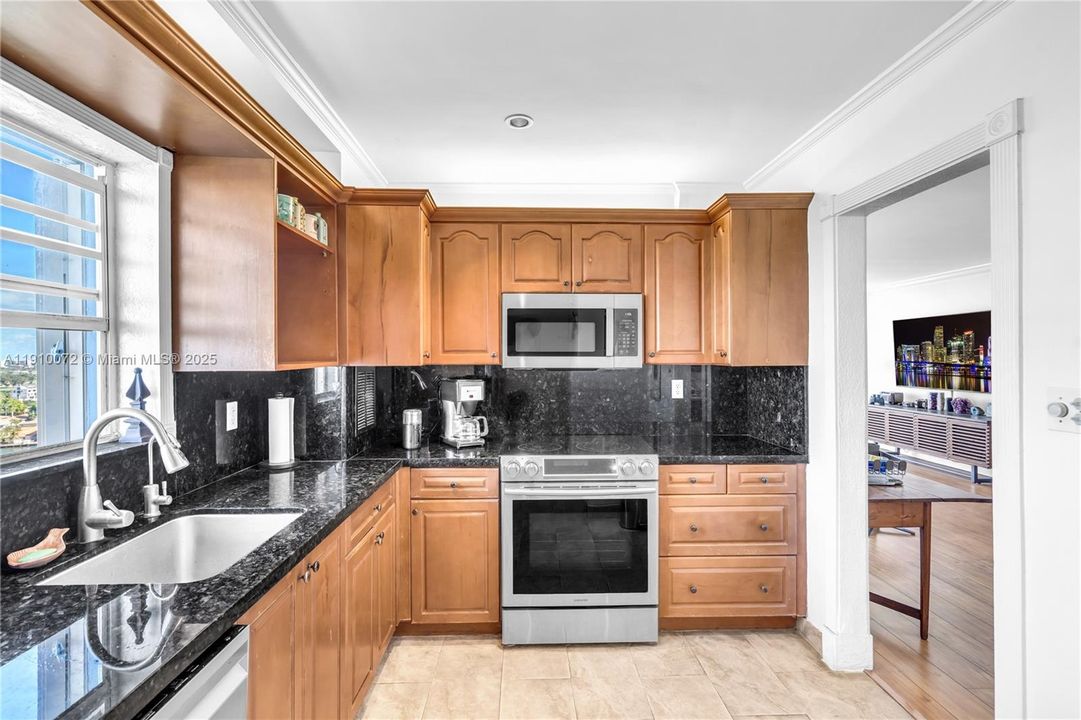 For Sale: $299,000 (1 beds, 1 baths, 1057 Square Feet)