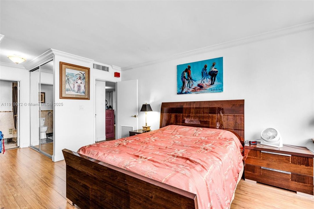 For Sale: $299,000 (1 beds, 1 baths, 1057 Square Feet)