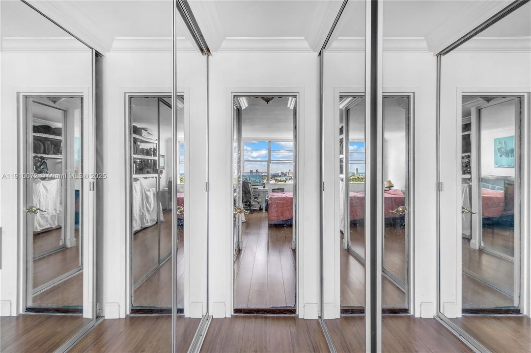 For Sale: $299,000 (1 beds, 1 baths, 1057 Square Feet)