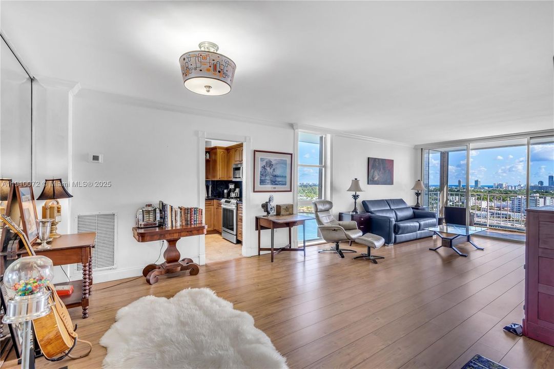 For Sale: $299,000 (1 beds, 1 baths, 1057 Square Feet)