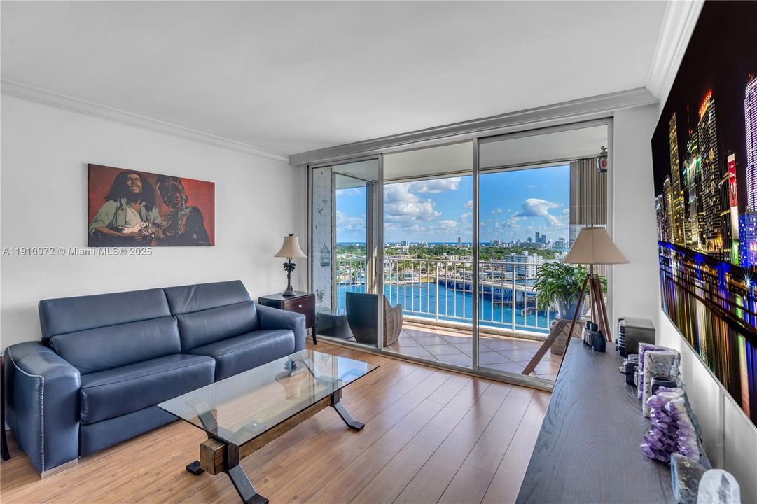 For Sale: $299,000 (1 beds, 1 baths, 1057 Square Feet)