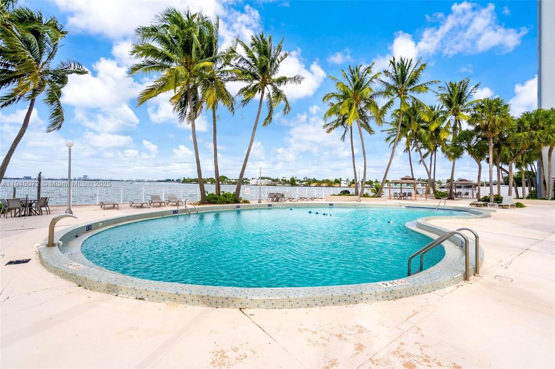 For Sale: $299,000 (1 beds, 1 baths, 1057 Square Feet)