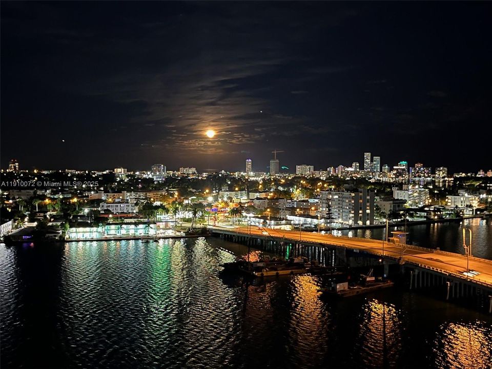 For Sale: $299,000 (1 beds, 1 baths, 1057 Square Feet)